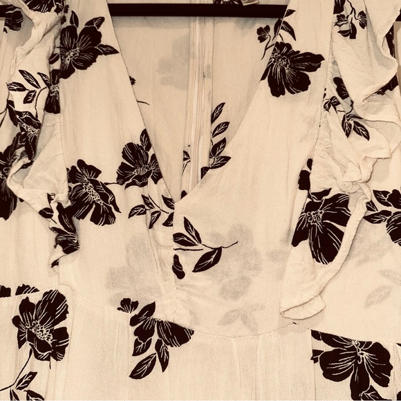 Amuse Society The Carolina Maxi Dress Tropical Floral
Pattern Ruffle Sleeve - Picture 6 of 9